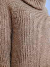 Pulover femei maro camel cu guler înalt și aspect striat
