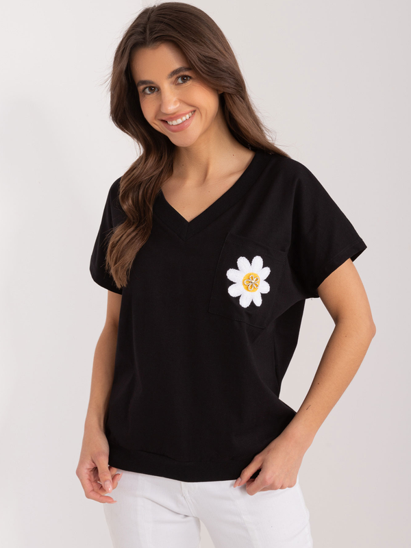 Tricou damă Plus Size cu floare aplicată pe buzunar- Negru