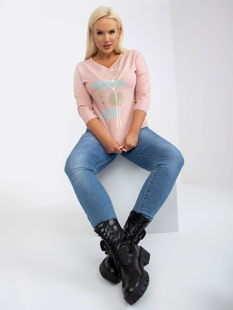 Bluză damă Plus Size cu decolteu V și print trandafiri- Roz Pudră